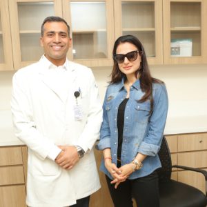 Dr. Praveen Kumar With patient Amisha Patel Image